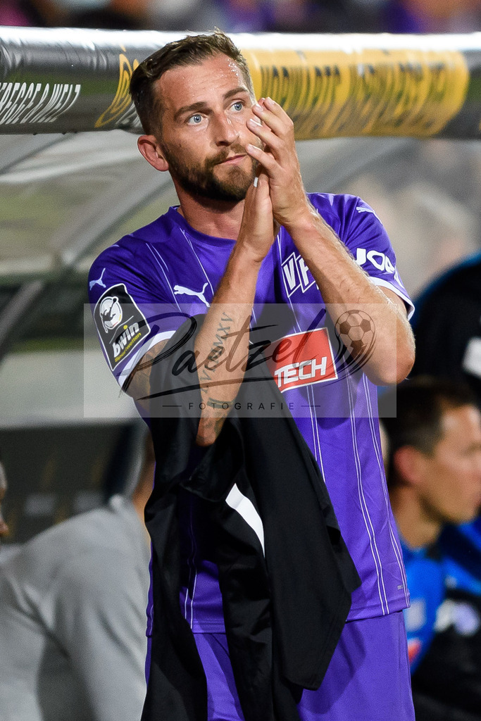 OSNVKO2021090620210906_213 | Fussball, Herren: Marc Heider (VfL Osnabrueck) bedankt sich nach seiner Auswechslung bei den Fans beim Spiel der 3. Liga zwischen VfL Osnabrueck und FC Viktoria Koeln im Stadion an der Bremer Bruecke am 06.09.2021 in Osnabrueck, Deutschland.DFB / DFL REGULATIONS PROHIBIT ANY USE OF PHOTOGRAPHS AS IMAGE SEQUENCES AND/OR QUASI-VIDEO. - Realisiert mit Pictrs.com