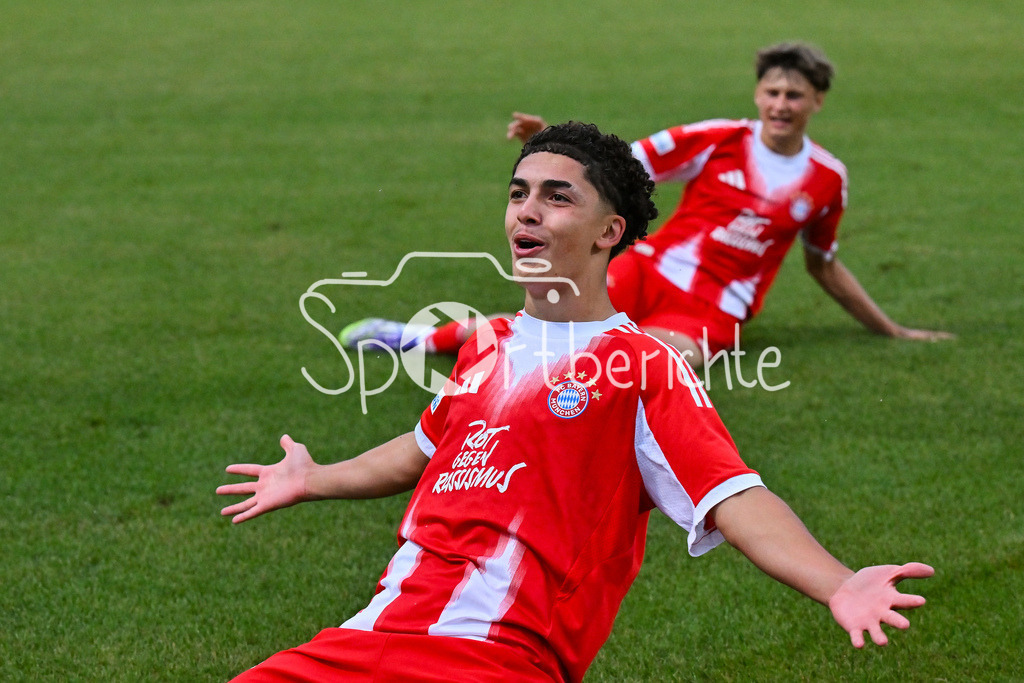 FC Augsburg II - FC Bayern Amateure | Grenzenloser Jubel der kleinen Bayern nach dem Siegtreffer zum 1-2 in der Nachspielzeit / Tor / Torschuetze / Freude / Happy / Regionalliga Bayern: FC Augsburg II - FC Bayern Muenchen II, Rosenaustadion am 25.07.2025 / Jussef NASRAWE (FC Bayern Muenchen II 13)