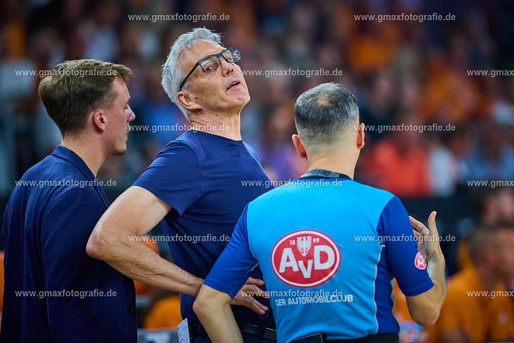 GER, ratiopharm ulm gegen FC Bayern, Basketball, 2. PlayOff, Finale, EasyCredit Bundesliga, Spielzeit 2024/2025, 18.06.2025 | Gordon Herbert  (FC Bayern, Head Coach) ist nicht mit der Entscheidung des Schiedsrichters einverstandenGER, ratiopharm ulm gegen FC Bayern, Basketball, 2. PlayOff, Finale, EasyCredit Bundesliga, Spielzeit 2024/2025, 18.06.2025Foto: Eibner-Pressefoto/Gerald Oelze-de Stoppany