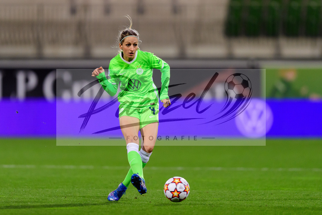 WOBJUV20211118_086 | Fussball, Frauen: Kathrin Hendrich (VfL Wolfsburg) in Aktion, am Ball, Einzelaktion bei dem Spiel der UEFA Women´s Champions League zwischen VfL Wolfsburg und Juventus Turin im AOK-Stadion am 18.11.2021 in Wolfsburg, Deutschland. - Realisiert mit Pictrs.com