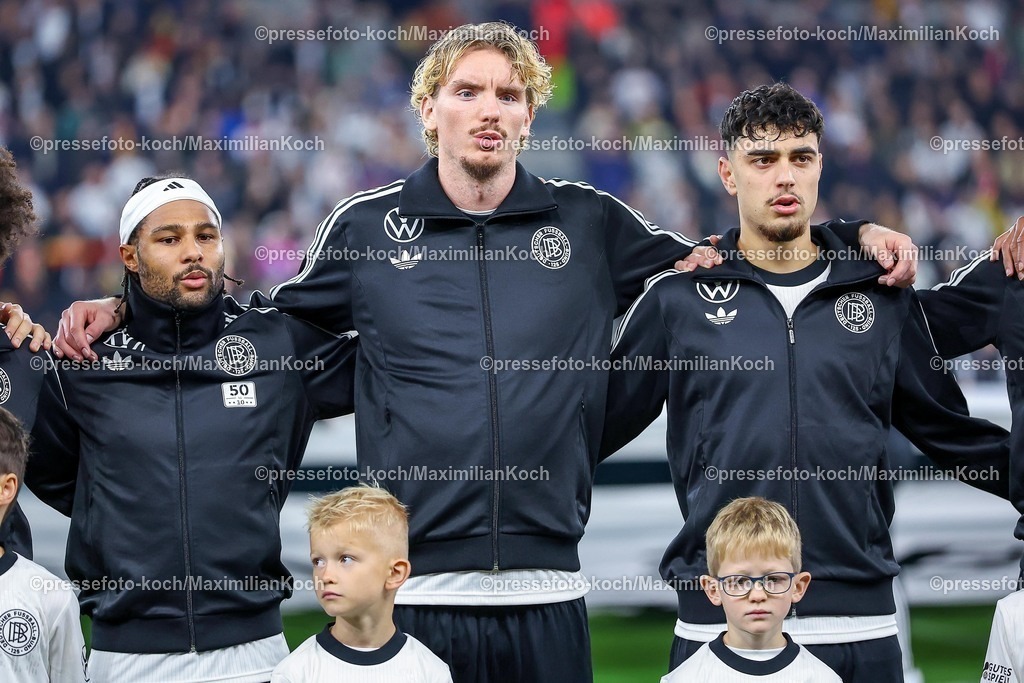 DFB10102502134 | 10.10.2025, Fußball, Länderspiel, Deutschland - Luxemburg, UEFA WM-Qualifikation, 2025/2026, Gruppe A, PreZero Arena in Sinsheim: Serge Gnabry (GER #20) neben Nick Woltemade (GER #11) und Aleksandar Pavlovic (GER #05) bei der NationalhymneDFB regulations prohibit any use of photographs as image sequences and or quasi-video.