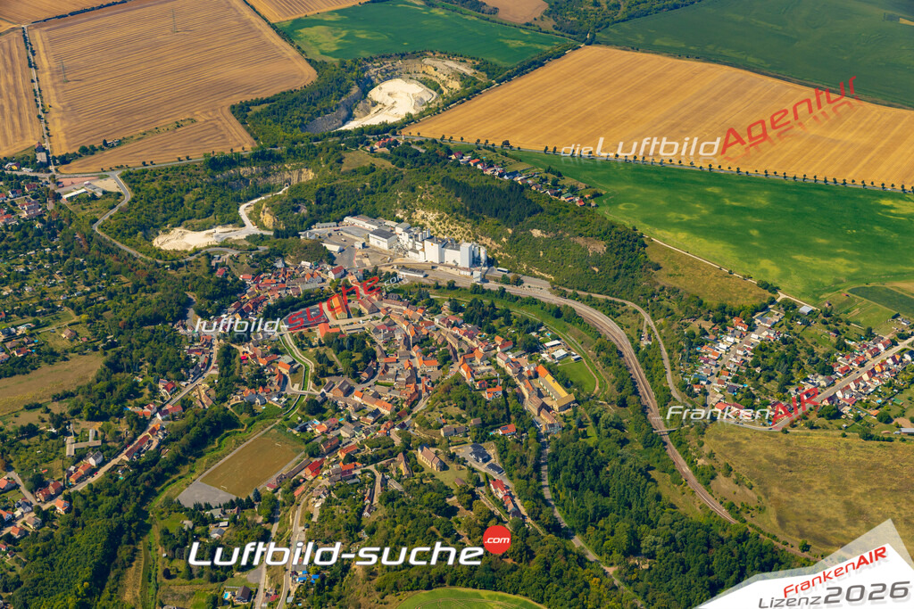 Luftbild der Stadt Schraplau - Das Luftbild wurde 2025 vom UL-Flugzeug heraus erstellt ( keine Drohnenaufnahme ) - Hochauflösende Luftaufnahme - für Wandbilder und großformatige Ausdrucke geeignet. Das besondere Geschenk!Hier alle&nbsp;Infos zur Lizenzierung der LuftaufnahmeWir fliegen auch dieses Jahr wieder in Ihre Region um Luftbilder zu erstellen.- Luftbild anfragen
