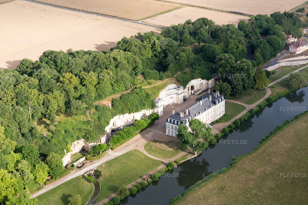 Luftbild: In den Tuff des Uferhangs des Loir gegrabene Keller vor dem Schloss Château de Rochambeau in Thoré-la-Rochette im Bundesland Loir-et-Cher in Frankreich. Foto: IMG_101116.jpg vom 24.06.2017 durch Werner Riehm/FLY-FOTO.de