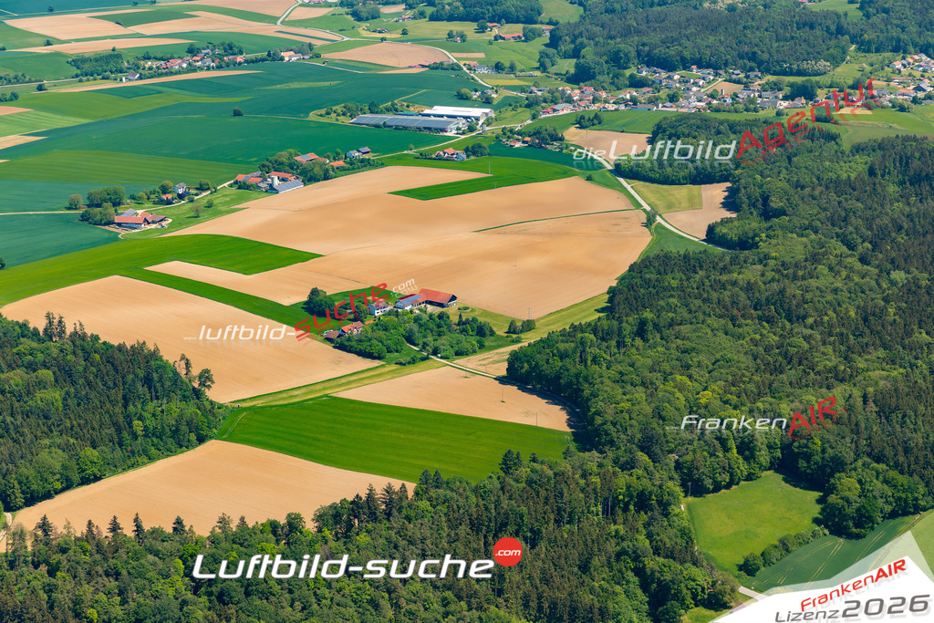 Das Luftbild zeigt : Leinbach Weng - Die Luftaufnahme wurde 2024 vom UL-Flugzeug aus erstellt ( keine Drohne ) - Hochauflösende Luftaufnahme - Für grossformatige Ausdrucke geeignet. Die Geschenkidee !Mit Lizenz und Bildrechte bestellbar