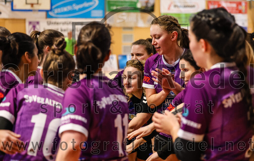 2024-03-23_030_SpVgg_Altenerding_II_gegen_ETSV_09_Landshut | Erding, Deutschland, 23.03.2024:
Handball, Bezirksliga Frauen Altbayern 2023 / 2024, 19. Spieltag, SpVgg Altenerding II gegen ETSV 09 Landshut, Endergebnis: 22:18

Trainerin Nicole Steinbrecher (SpVgg Altenerding)

Foto: Christian Riedel / fotografie-riedel.net