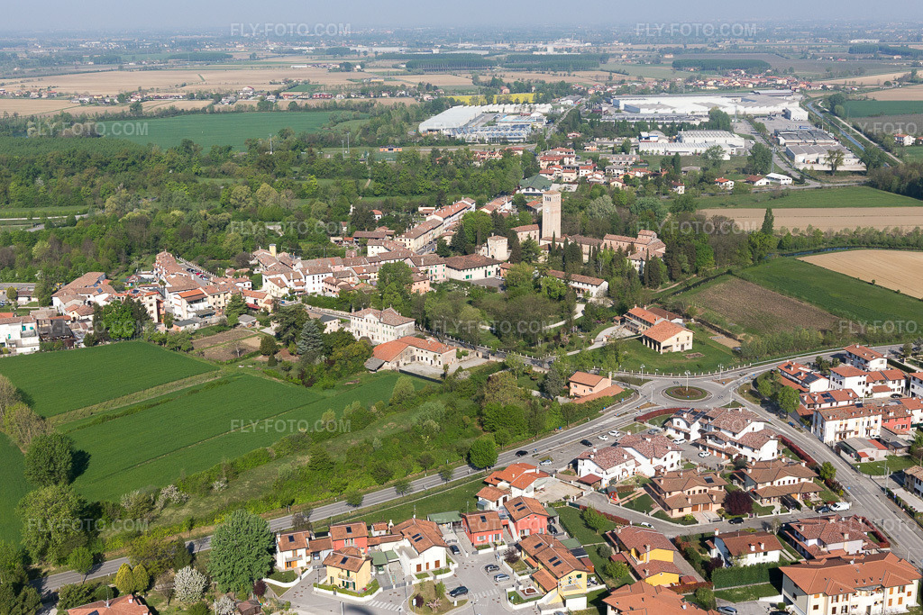 Aerial view: View of the town in Sesto al Reghena in the state Pordenone, Italy. – Photo: IMG_098861.jpg taken on 04/08/2017 by Werner Riehm/FLY-FOTO.com – Resolution of the original: 5472 x 3648 px