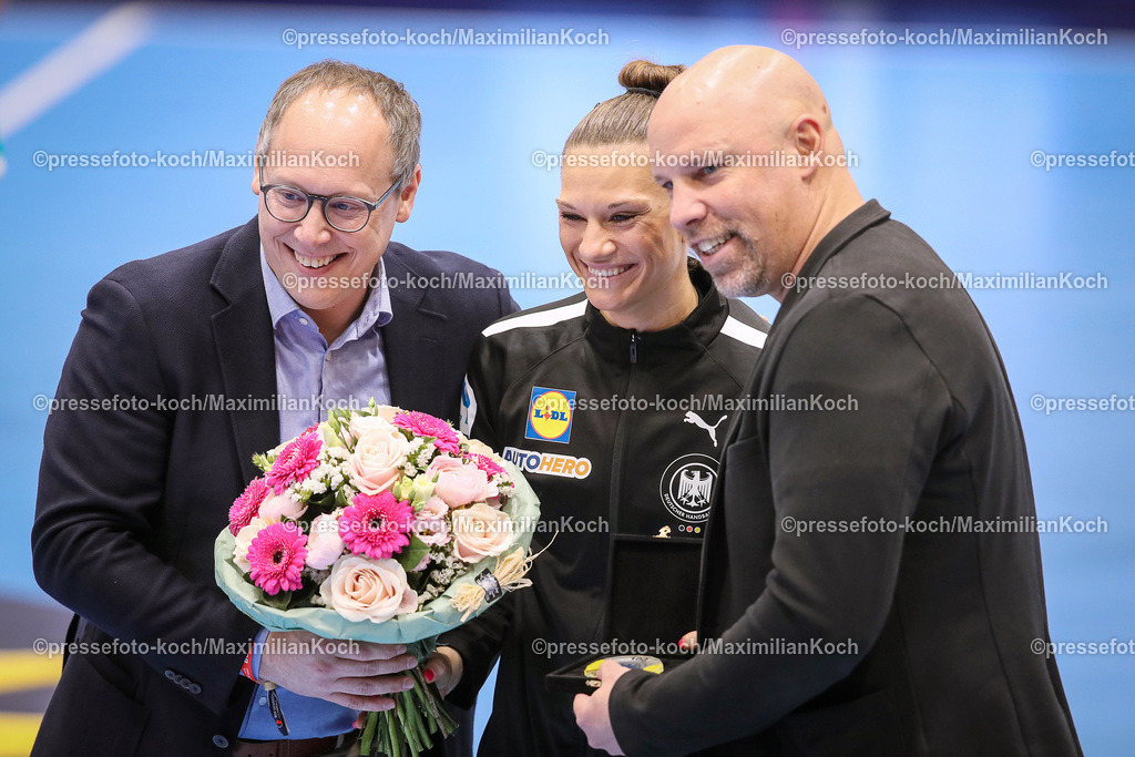 DueDHB03032402091 | 03.03.2024, Handball, Düsseldorf, Mitsubishi Electric Halle, Frauen EHF EURO Qualifikation, Spieltag 4, Deutschland - Slowakei: Ehrung durch Vorstandsvorsitzender DHB Mark Schober und DHB Vorstand Axel Kromer. Julia Behnke (Deutschland) 100 Laenderspiele