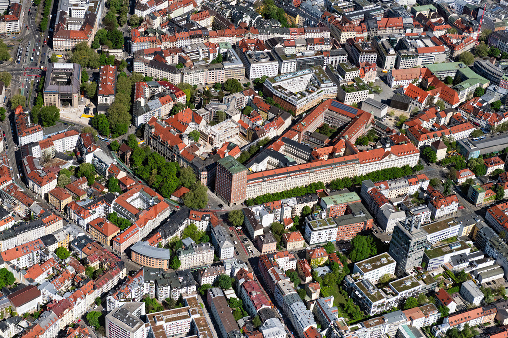 dr__0063162.jpg | MüNCHEN 29.04.2025 Verlauf der Straßenführung an der Straße An der Hauptfeuerwache, Blumenstraße, Roßmarkt, Unterer Anger im Ortsteil Altstadt in München im Bundesland Bayern, Deutschland. // Route of the street An der Hauptfeuerwache, Blumenstrasse, Rossmarkt, Unterer Anger in the Altstadt district of Munich in the federal state of Bavaria, Germany. Foto: Daniel Reiter