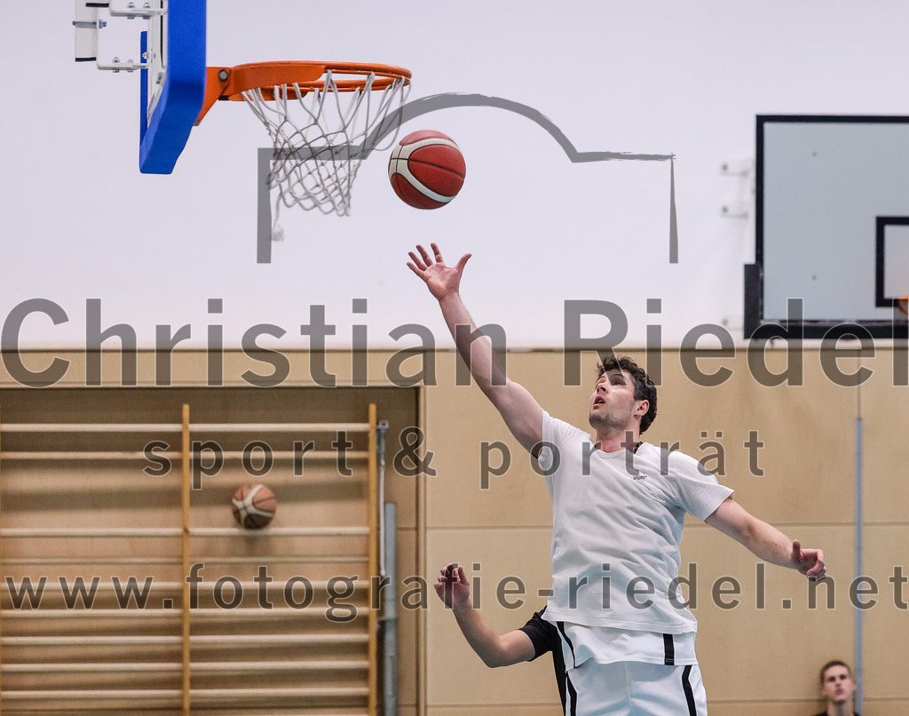 2025-12-06_007_TSV_Vaterstetten_gegen_MTV_1879_Muenchen | Vaterstetten, Deutschland, 06.12.2025:Basketball, 2. Regionalliga Süd 2025 / 2026, 9. Spieltag, TSV Vaterstetten gegen MTV 1879 München, Endergebnis: 58:83Leon Gottlöber (TSV Vaterstetten, #15)Foto: Christian Riedel / fotografie-riedel.net