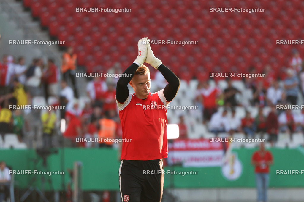 Rot-Weiss Essen - Borussia Dortmund | Essen, Deutschland, 18.08.2025Jakob Golz  (Rot-Weiss Essen) begrüßt die Fanswährend des DFB Pokal Spiels zwischen Rot-Weiss Essen- Borussia Dortmund im Stadion an der Hafenstraße am 18.08.2025 in Essen. (Foto von Timo Bluhmki-Schmidt/Brauer Fotoagentur