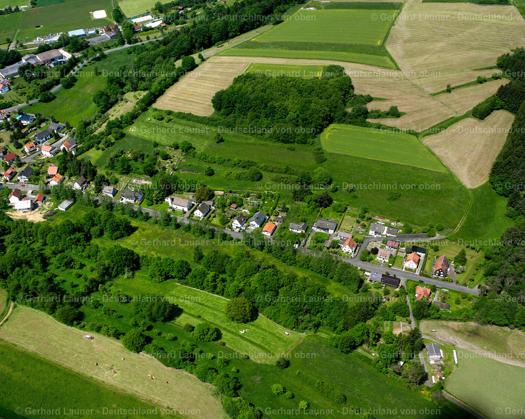 2614129 | KIRTORF 09.06.2006 Landwirtschaftliche Nutzflächen und Feldgrenzen  umsäumen das Siedlungsgebiet des Dorfes in Kirtorf im Bundesland Hessen, Deutschland // Agricultural land and field boundaries surround the settlement area of the village  in Kirtorf in the state Hesse, Germany Foto: Gerhard Launer
