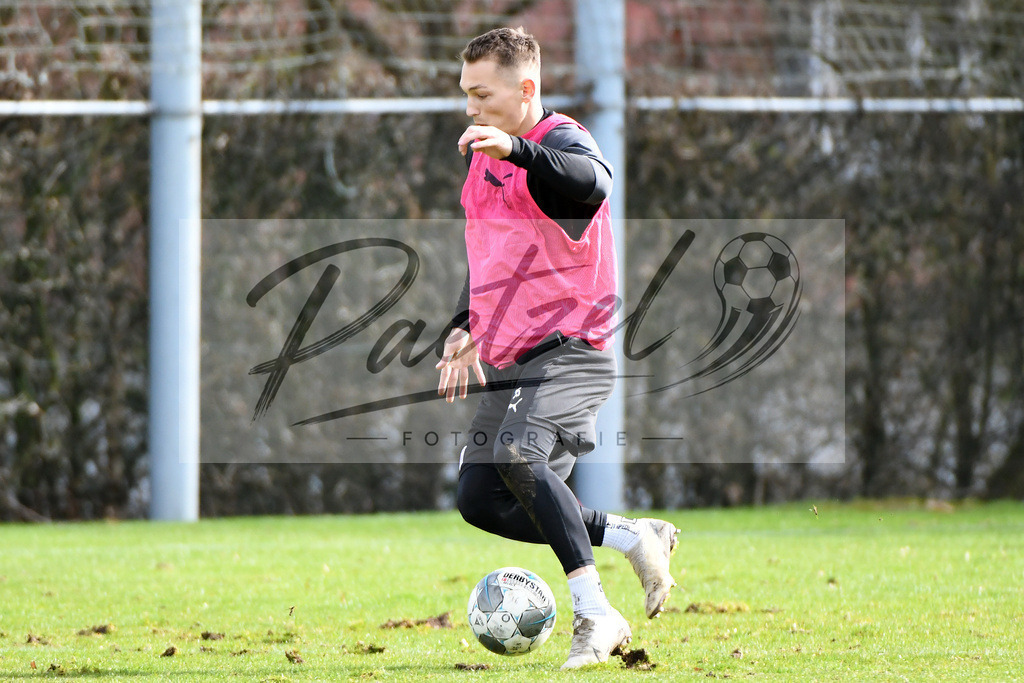 20200229_TRAOSN_0052 | Fussball, Herren: Sven Koehler (VfL Osnabrueck) in Aktion, am Ball, Einzelaktion waehrend der Trainingseinheit des VfL Osnabrueck im Sportpark Illoshoehe am 29.02.2020 in Osnabrueck, Deutschland. - Realisiert mit Pictrs.com