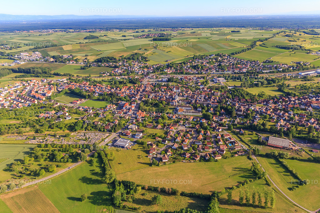 Aerial view: View of the town from the north in Soultz-sous-Forêts in the state Bas-Rhin, France. – Photo: IMG_100768.jpg taken on 06/08/2017 by Werner Riehm/FLY-FOTO.com – Resolution of the original: 5057 x 3371 px