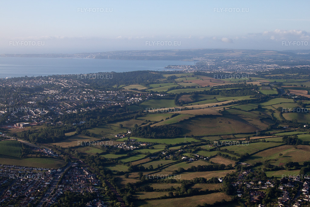 Vue aérienne: Vue de la ville à Kingskerswell dans le département Angleterre, Grande Bretagne. Photo: IMG_19720.jpg prise le 25/07/2009 par Werner Riehm/FLY-FOTO.eu – Résolution de l'original: 4752 x 3168 px