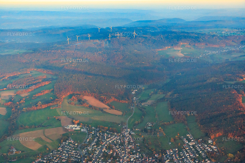 Luftbild: Windpark im Park für grüne Technologien in einem ehemaligen Munitionslager der US Amerikanischen Streitkräften in Bad König im Bundesland Hessen in Deutschland. – Foto: IMG_085074.jpg vom 01.11.2015 durch Werner Riehm/FLY-FOTO.de – Auflösung des Originals: 5472 x 3648 px