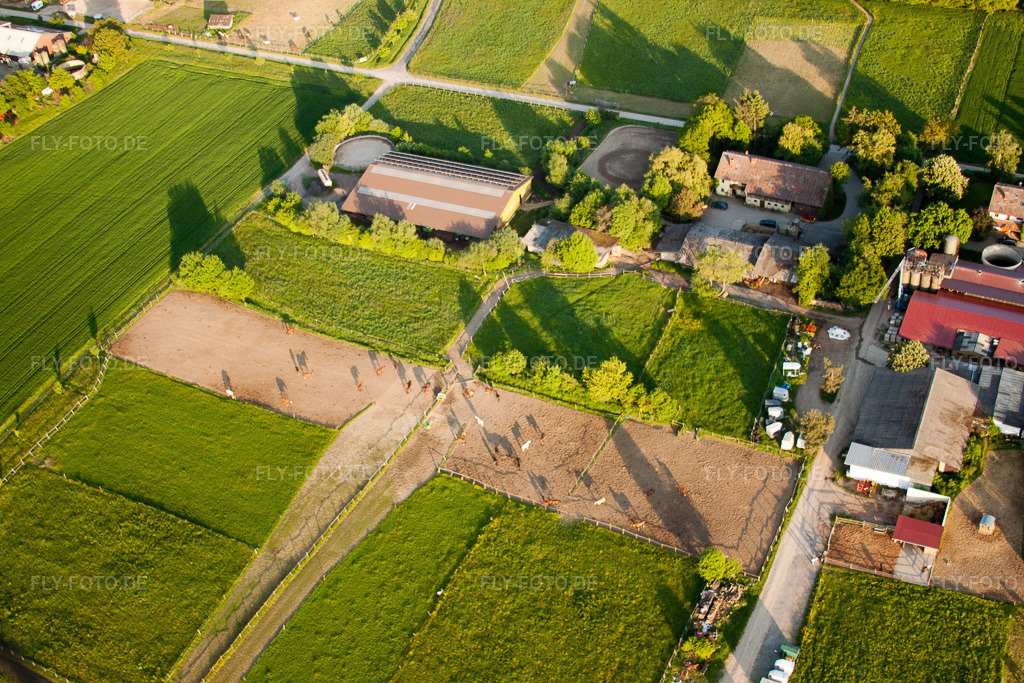 Luftbild: Stall im Steinig im Ortsteil Langensteinbach in Karlsbad im Bundesland Baden-Württemberg in Deutschland. Foto: IMG_27573.jpg vom 23.05.2010 durch Werner Riehm/FLY-FOTO.de