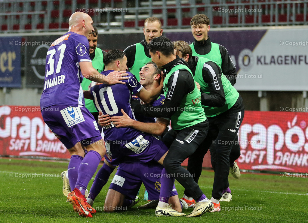 A_LUI_24042024_02 | SPORT,FUSSBALL.ADMIRAL BUNDESLIGA  AUSTRIA KLAGENFURT-RED BULL SALZBURG 24.04.2024 IM BILD: 3 FACH TORSCHUETZE ANDY IRVING WIRD VON DEN KLAGENFURTER SPIELERN BEJUBELT  FOTO.FOTOLUI/MW