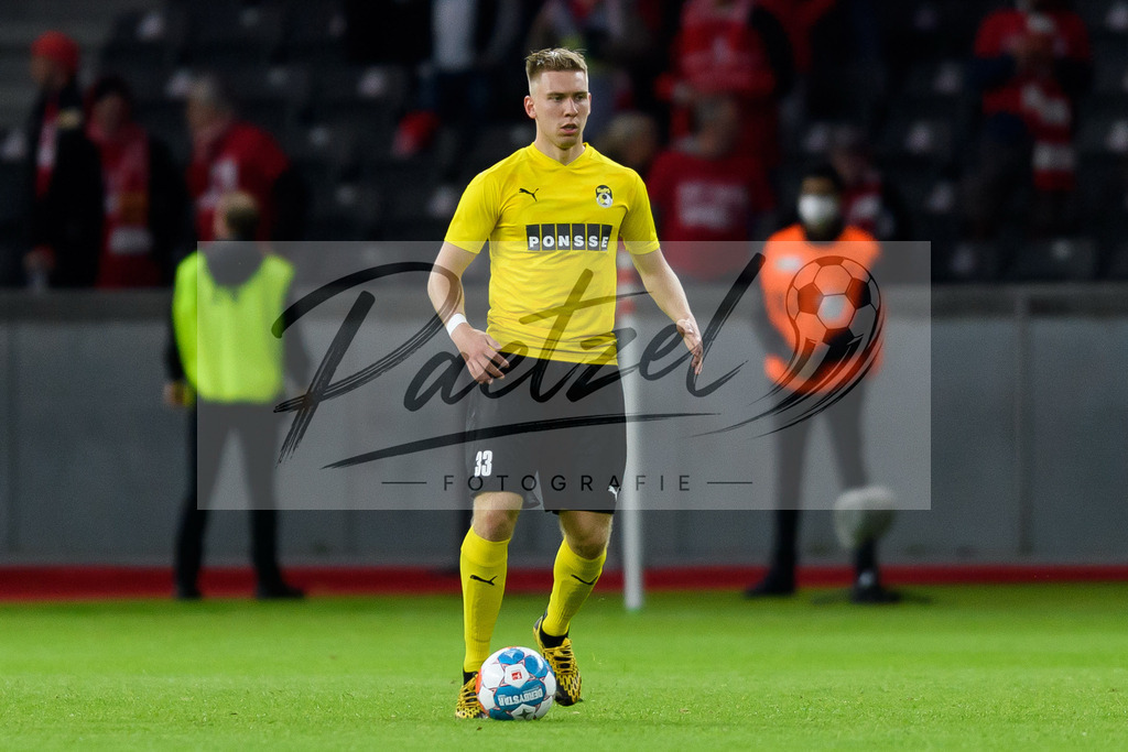 FCUKUO20210826_076 | Fussball, Herren: Taneli Haemaelaeinen (Kuopion PS) in Aktion, am Ball, Einzelaktion beim Spiel der UEFA Conference League zwischen 1. FC Union Berlin und Kuopion PS im Olympiastadion am 26.08.2021 in Berlin, Deutschland. - Realisiert mit Pictrs.com