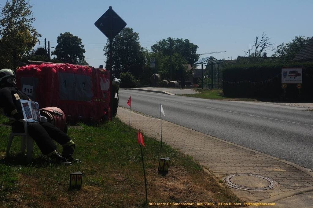 Geißmannsdorf-2026-Ortsbilder-108 | Geißmannsdorf bei Bischofswerda im Sommer 2026. Ein fotografischer Streifzug durch das Dorf Geißmannsdorf, mit Gebäuden, Straßen, Strohpuppen und geschmückten Vorgärten und Grundstücken anlässlich der 800-Jahr-Feier von Geißmannsdorf im Juni 2026 - Realisiert mit Pictrs.com