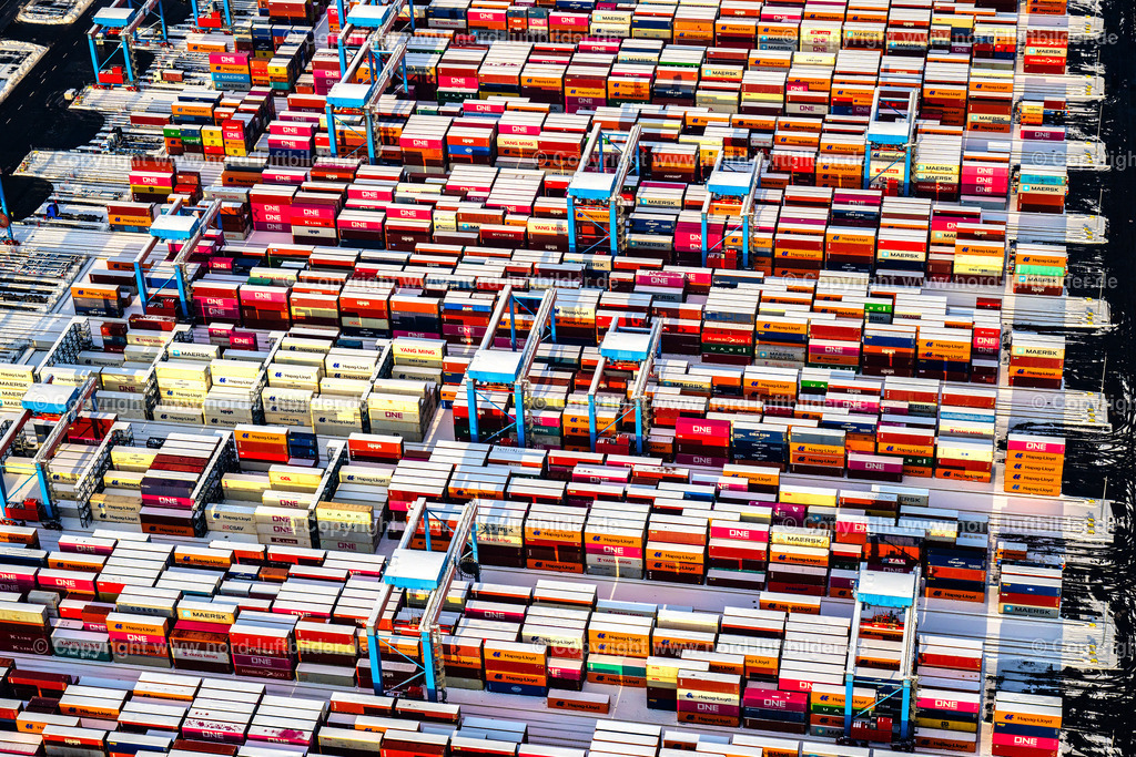 Hamburg_Altenwerder_Containerterminal_Winter_Schnee_ELS_3334050126 | HAMBURG 05.01.2026 Winterlich schneebedeckte Containerterminal HHLA Container Terminal Altenwerder (CTA) im Nebel im Sonnenaufgang am Ufer der Elbe im Stadtteil Altenwerder in Hamburg. Weiterführende Informationen bei: HPA Hamburg Port Authority,  Hafen Hamburg Marketing e.V. (HHM),  Hamburger Hafen und Logistik Aktiengesellschaft. // Wintry snowy container terminal HHLA Container Terminal Altenwerder (CTA) in the fog at sunrise on the banks of the Elbe in the Altenwerder district in Hamburg. Further information at: HPA Hamburg Port Authority,  Hafen Hamburg Marketing e.V. (HHM),  Hamburger Hafen und Logistik Aktiengesellschaft. Foto: Martin Elsen