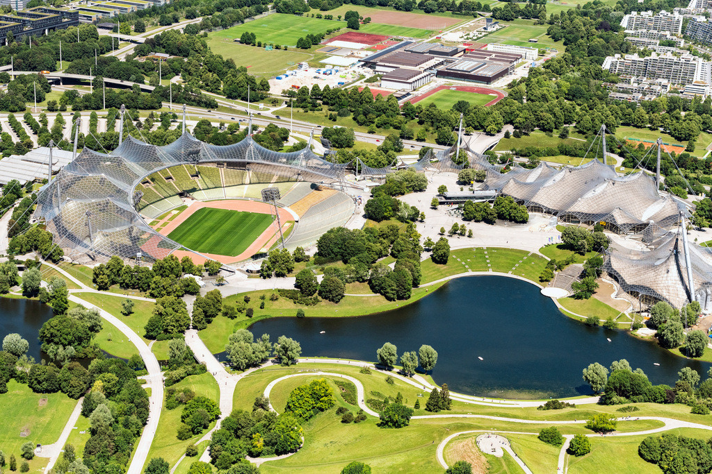 dr__0053747.jpg | MüNCHEN 12.06.2020 Parkanlage des Olympiapark mit den Hügel des "Olympiaberg" am Olympiasee im Ortsteil Neuhausen-Nymphenburg in München im Bundesland Bayern, Deutschland. Weiterführende Informationen bei: Olympiapark München GmbH. // Park of the Olympiapark overlooking the hill of the "Olympiaberg" in the district Neuhausen-Nymphenburg in Munich in the state Bavaria, Germany. Further information at: Olympiapark Muenchen GmbH. Foto: Daniel Reiter