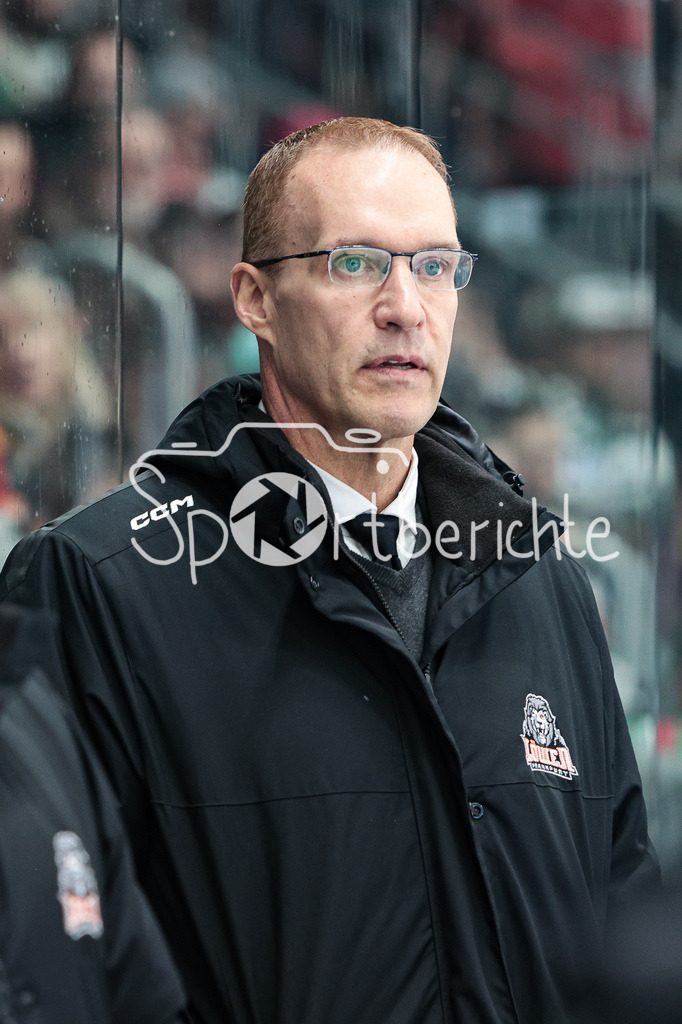 Augsburger Panther - Loewen Frankfurt | Frankfurt Trainer Gerald Fleming in Aktion