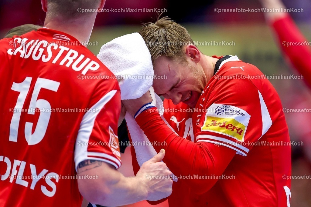 EHF01022602032 | 01.02.2026, Handball, Men's EHF EURO 2026, Deutschland - Dänemark, Jyske Bank Boxen in Herning, Final:  Mathias Gidsel (Denmark #19) mit Schmerzen am Kopf nach Foul von  Tom Kiesler (Germany #30)