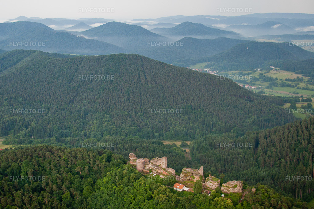 Luftbild: Dahn, Burg Altdahn in Dahn im Bundesland Rheinland-Pfalz in Deutschland. Foto: IMG_29310.jpg vom 25.06.2010 durch Werner Riehm/FLY-FOTO.de
