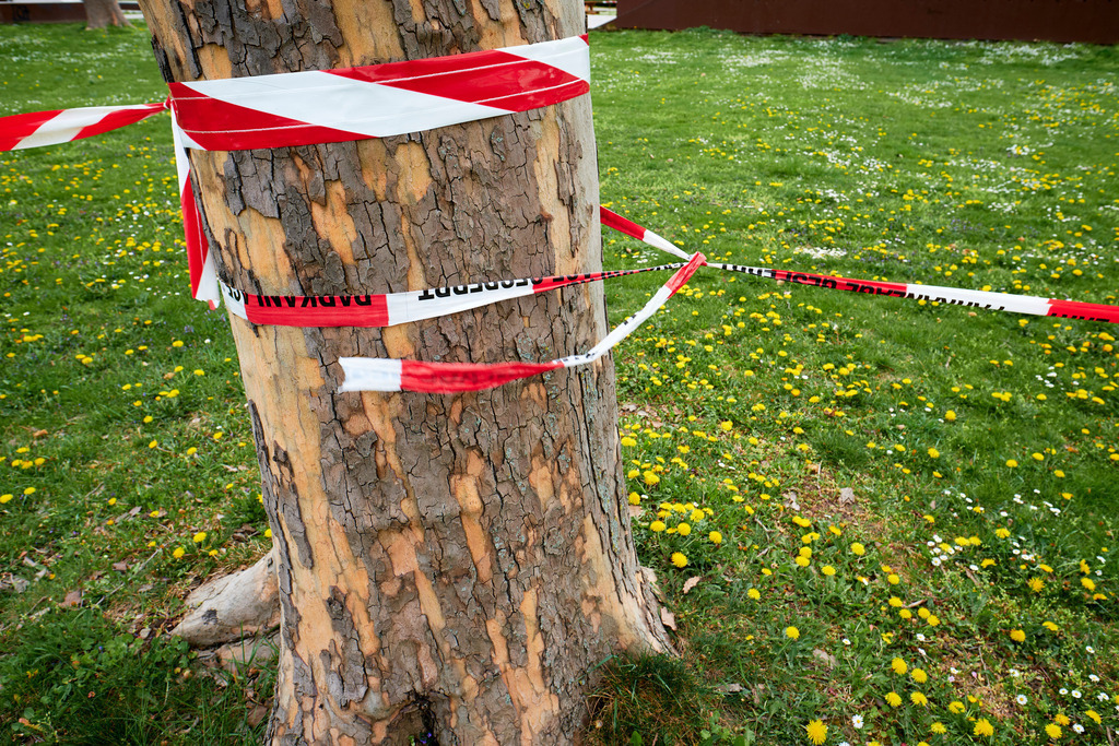 abgesperrter Spielplatz im Donaupark | Wien, Austria - April 13, 2020: Maßnahmen zur Einschränkung von COVID-19; abgesperrter Spielplatz im Donaupark. - Realisiert mit Pictrs.com