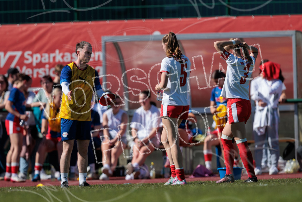Gipfeltreffen der Frauen: Finale um den Sachsenlotto Landespokal 2026 | Am 1. Mai 2026 trafen im Endspiel des Sachsenlotto Landespokals die Frauen des Chemnitzer FC und die zweite Mannschaft von RasenBallsport Leipzig aufeinander. Vor stimmungsvoller Kulisse kämpften beide Teams ab 15:00 Uhr um die begehrte Trophäe des sächsischen Fußballs. Diese Galerie zeigt die Highlights, packende Zweikämpfe und die emotionalsten Momente des Finaltags. - Realisiert mit Pictrs.com