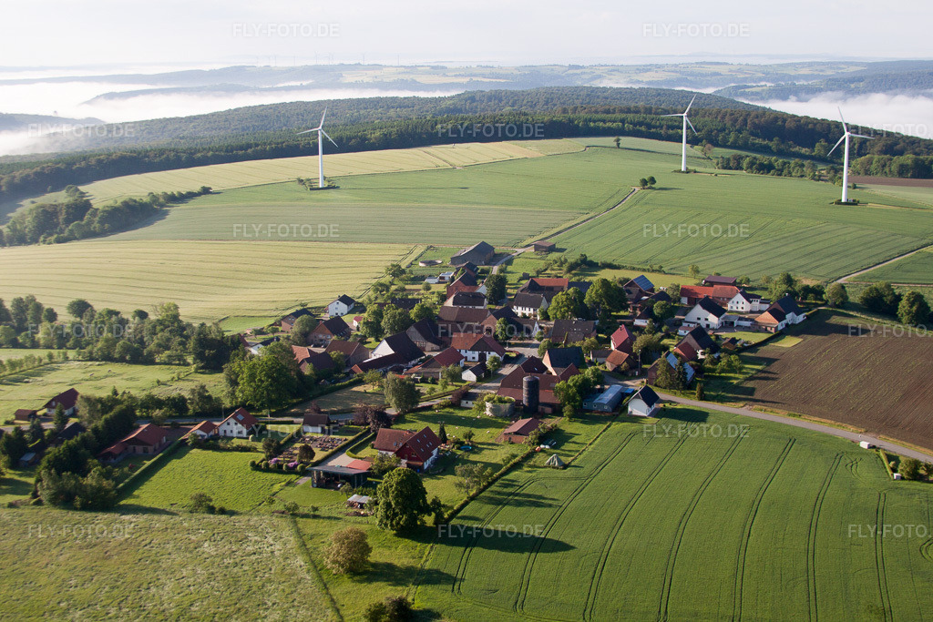 Luftbild: Windenergieanlagen ( WEA ) - Windrad- auf einem Feld im Ortsteil Bremerberg in Marienmünster im Bundesland Nordrhein-Westfalen in Deutschland. Foto: IMG_65169.jpg vom 24.05.2014 durch Werner Riehm/FLY-FOTO.de