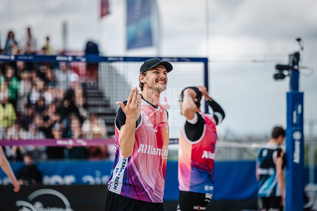 Beachvolleyball | Männer | German Beach Tour 2024 | Tourstop Bremen | 09.06.2024 | Paul Henning jubelt und gestikuliert zum Publikum