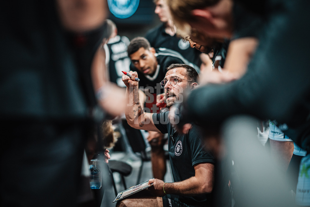 Basketball | Männer | Saison 2024/2025  | easyCredit Basketball Bundesliga | Testspiel | Veolia Towers Hamburg vs. EWE Baskets Oldenburg | 25.08.2024 | Headcoach Benka Barloschky (Hamburg Towers)  gibt Anweisungen an sein Team