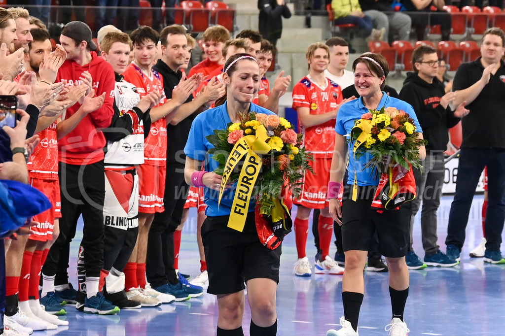 HC Rychenberg vs Floorball Köniz - 18. Dezember 2022 | HC Rychenberg vs Floorball Köniz
AXA Arena, Winterthur
Verabschiedung der Schiedsrichterinnen Sandra Zurbuchen und Corina Wehinger, die ihre Karriere heute nach 17 Jahren beenden.
Bild: Sportfotografie Markus Aeschimann | www.markus-aeschimann.ch - Realisiert mit Pictrs.com