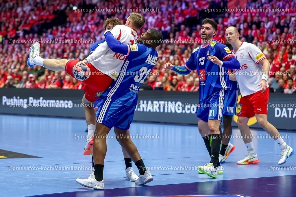 EHF22012603032 | 22.01.2026, Handball, Men's EHF EURO 2026, Frankreich - Dänemark, Jyske Bank Boxen in Herning, Dänemark, Main Round:  Mathias Gidsel (Denmark #19) im Zweikampf gegen   Dylan Nahi (France #31)