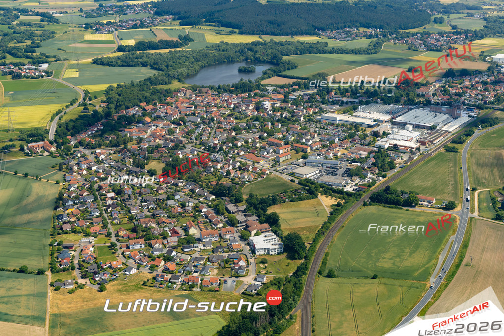 Das Luftbild zeigt :  Redwitz an der Rodach - Die Luftaufnahme wurde 2023 vom UL-Flugzeug aus erstellt ( keine Drohne ) - Hochauflösende Luftaufnahme - Für grossformatige Ausdrucke geeignet. Die Geschenkidee !Mit Lizenz und Bildrechte bestellbar