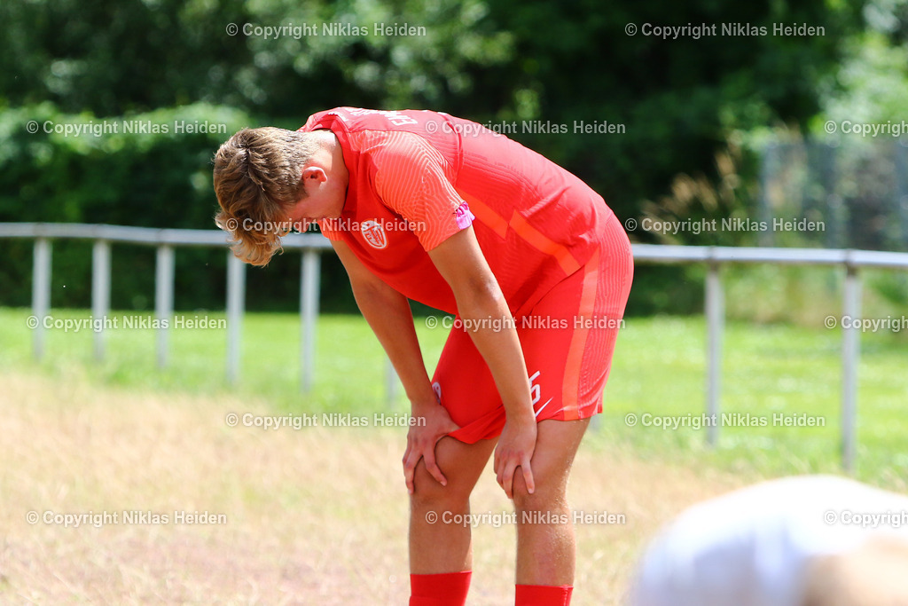 NH_1FCMagdeburgU19_EimsbüttelerTVU19_RegionalligaRelegation_16062024 | #5 Manuel Schmitz (Eimsbütteler TV U19) ist enttäuscht über den verpassten Aufstieg.Fußball I Junioren I A-Junioren Relegation DFB-Nachwuchsliga I Saison 2023-2024 I Rückspiel I 1. FC Magdeburg U19 - Eimsbütteler TV U19 I 16.06.2024 I Stadion Seilerwiesen