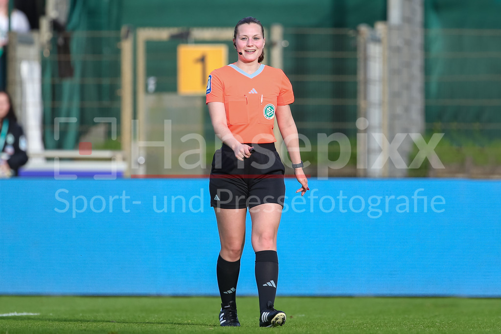 Fussball, Google Pixel Frauen-Bundesliga, SV Werder Bremen - RB Leipzig | v.li.: Schiedsrichterin Selina Menzel, DIE DFB-RICHTLINIEN UNTERSAGEN JEGLICHE NUTZUNG VON FOTOS ALS SEQUENZBILDER UND/ODER VIDEOÄHNLICHE FOTOSTRECKEN. DFB REGULATIONS PROHIBIT ANY USE OF PHOTOGRAPHS AS IMAGE SEQUENCES AND/OR QUASI-VIDEO.