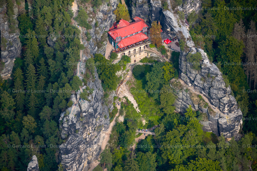 4060658 | HRENSKO 07.09.2021 Sandsteinfelsen " Prebischtor " in Hrensko in Ustecky kraj - Aussiger Region, Tschechien. // Rock massif and rock formation " Prebischtor " (Pravcicka brana) in Hrensko in Ustecky kraj - Aussiger Region, Czech Republic. Foto: Gerhard Launer
