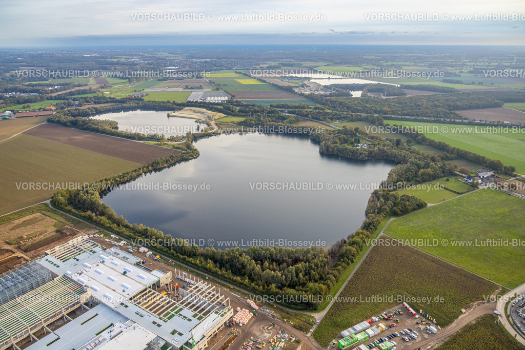 Goch241014537 | Luftbild, Landschaftssee und Baggersee Sandgrube Höster Feld, getrennt von der Autobahn A57 hinten die Sandgrube Knappheide, Fernsicht Wiesen und Felder, Goch, Niederrhein, Nordrhein-Westfalen, Deutschland