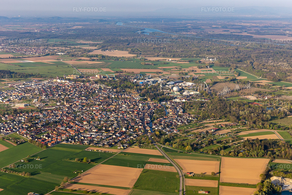 Luftbild: Stadtgebiet mit Außenbezirken und Innenstadtbereich. in Rust im Bundesland Baden-Württemberg in Deutschland. Foto: IMG_126603.jpg vom 25.04.2021 durch Werner Riehm/FLY-FOTO.de
