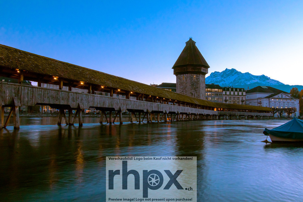 Kapellbrücke Luzern mit Pilatus im Hintergrund | Stimmungsvolle Fotokunst aus Luzern. Erlebe den Pilatus, den See und die Stadt Luzern in exklusiven Aufnahmen in der Fotogalerie & Shop. - Realisiert mit Pictrs.com