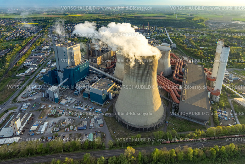 Bergheim240403927RWE-KraftwerkNiederaussem | Luftbild, BraunkohlenKraftwerk Niederaußem, Kraftwerksstandort der RWE Power AG, Kühltürme und Rauchwolken, Fernsicht, Bergheim, Rheinland, Nordrhein-Westfalen, Deutschland