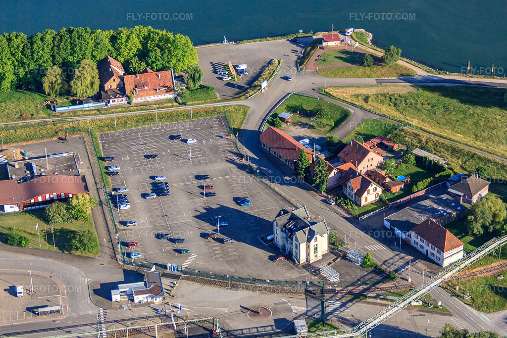 Aerial view: Au Bord du Rhin in Lauterbourg in the state Bas-Rhin, France. – Photo: IMG_66565.jpg taken on 06/05/2014 by Werner Riehm/FLY-FOTO.com – Resolution of the original: 4752 x 3168 px