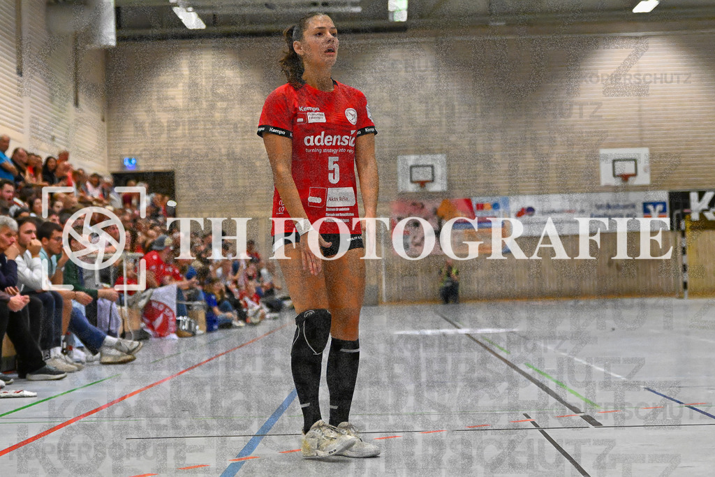 DEU, HSG Freiburg - TG Nuertingen, Handball, 2. Handball-Bundesliga, Saison 2023/2024, 04. Spieltag, Saison 2023/2024, 07.10.2023 | Nele Emmenecker (HSG Freiburg, #05)

DEU, HSG Freiburg - TG Nuertingen, Handball, 2. Handball-Bundesliga, Saison 2023/2024, 04. Spieltag, Saison 2023/2024, 07.10.2023

Foto: Eibner-Pressefoto/Thomas Hess
