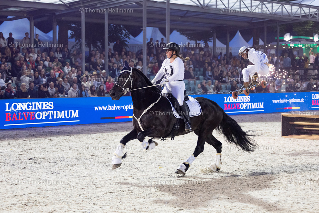 TH_Show_ Flying Horseman_19662 | Longines Balve Optimum 2024 am 08.06.24 in Balve, Schloss Wocklum, Thomas Hellmann, Show, Flying Horseman
