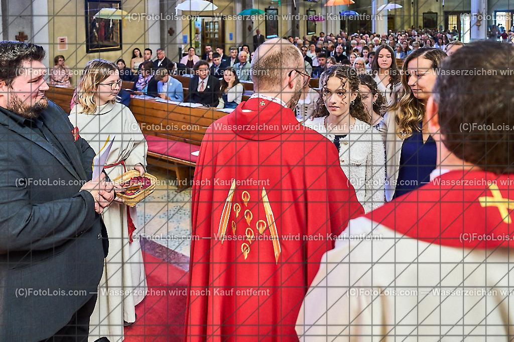 ALP1010_PfarrFirmung Wieselburg_Firmvorgang | (C)FotoLois.com, Alois Spandl, Firmung in der Pfarrkirche Wieselburg mit Generalvikar Dr. Christoph Weiss, Dechant Pfarrer Daniel Kostrzycki und Monignore Franz Dammerer, Sa 15. Juni 2024.