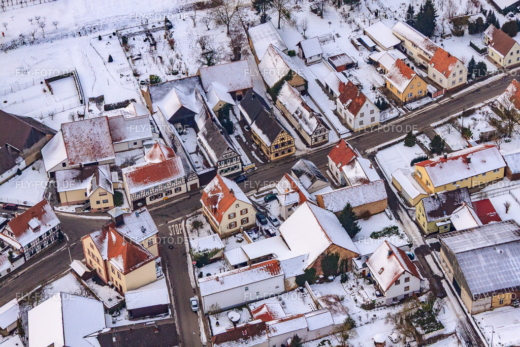 Nidergasse im Winter im Schnee | Luftbild: Nidergasse im Winter im Schnee im Ortsteil Kleinsteinfeld in Niederotterbach im Bundesland Rheinland-Pfalz in Deutschland. Foto: IMG_23644.jpg vom 16.01.2010 durch Werner Riehm/FLY-FOTO.de - Realisiert mit Pictrs.com