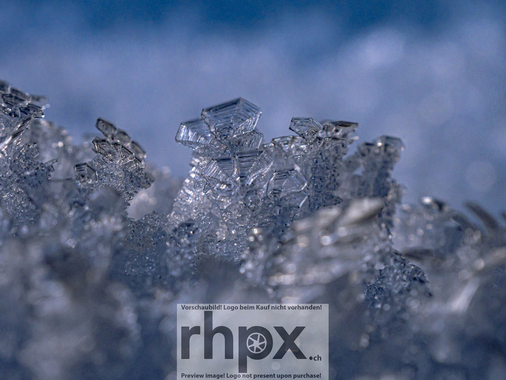 Geometrie des Winters | Kristall. Struktur. Kälte.
Diese Makroaufnahme macht die verborgene Architektur der Natur sichtbar und zeigt die faszinierende Symmetrie einzelner Eiskristalle. Die kühlen Blautöne und scharfen Kanten fangen die zerbrechliche Schönheit eines frostigen Moments perfekt ein.
Wähle unter "Produktauswahl" dein Wunschformat: Vom klassischen Wandbild über Puzzle &amp; Tassen bis zum digitalen Download (z.B. als Handy-Hintergrund).
 - Realisiert mit Pictrs.com
