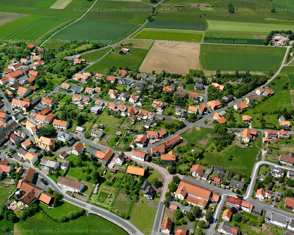2615793 | FRISCHBORN 09.06.2006 Ortsansicht am Rande von landwirtschaftlichen Feldern und Nutzflächen  in Frischborn im Bundesland Hessen, Deutschland // Village view on the edge of agricultural fields and land  in Frischborn in the state Hesse, Germany Foto: Gerhard Launer